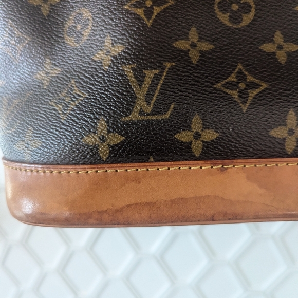 Louis Vuitton Alma - Picture 4 of 17